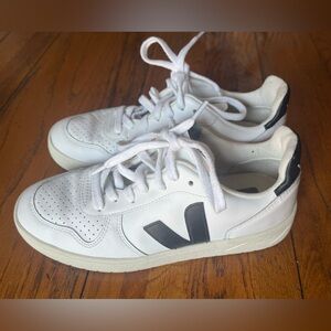 Veja V-10 size US 6